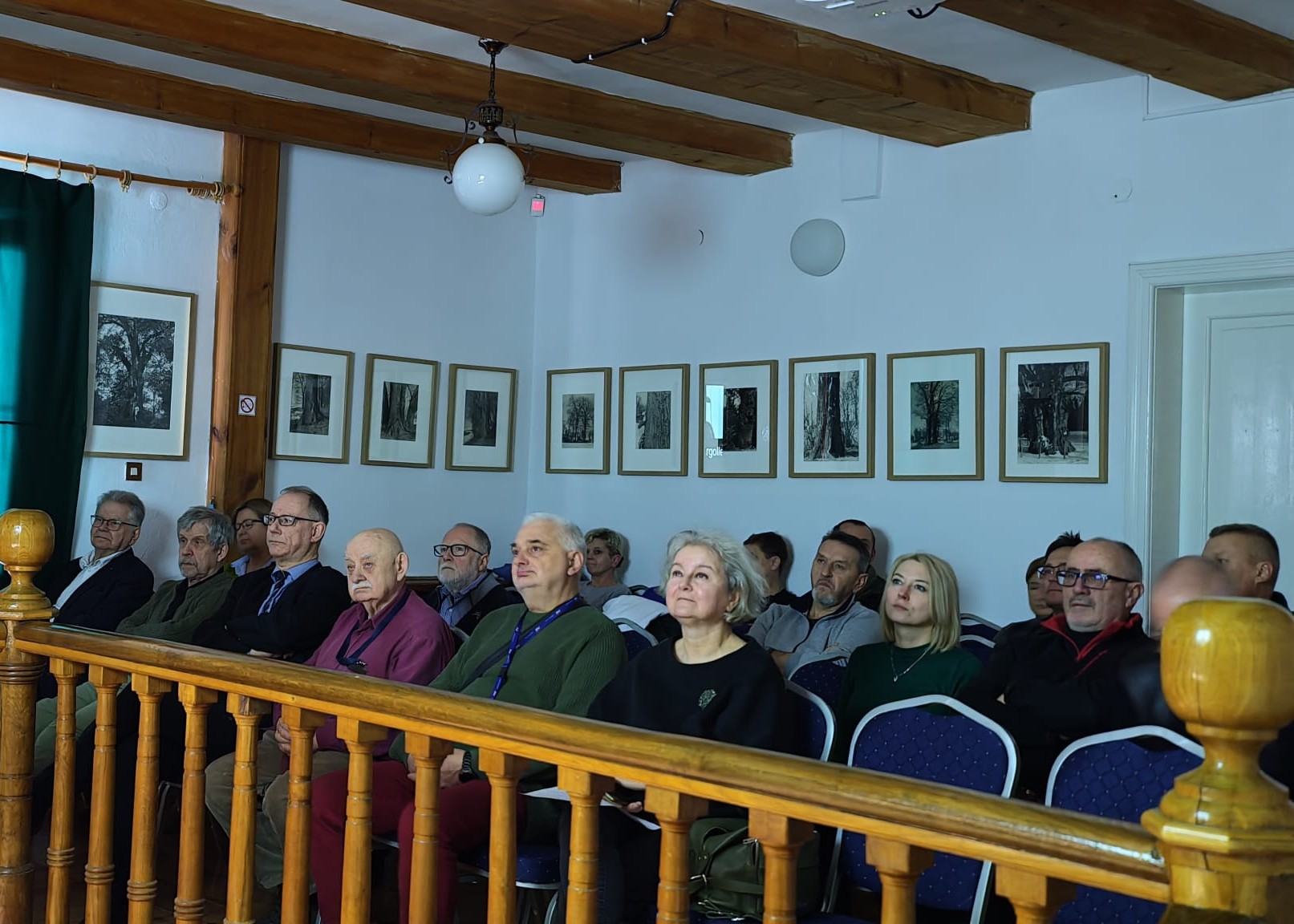 Zdjęcie osób słuchających wykład