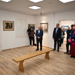 Zdjęcie z wernisażu na którym znajduje się autor